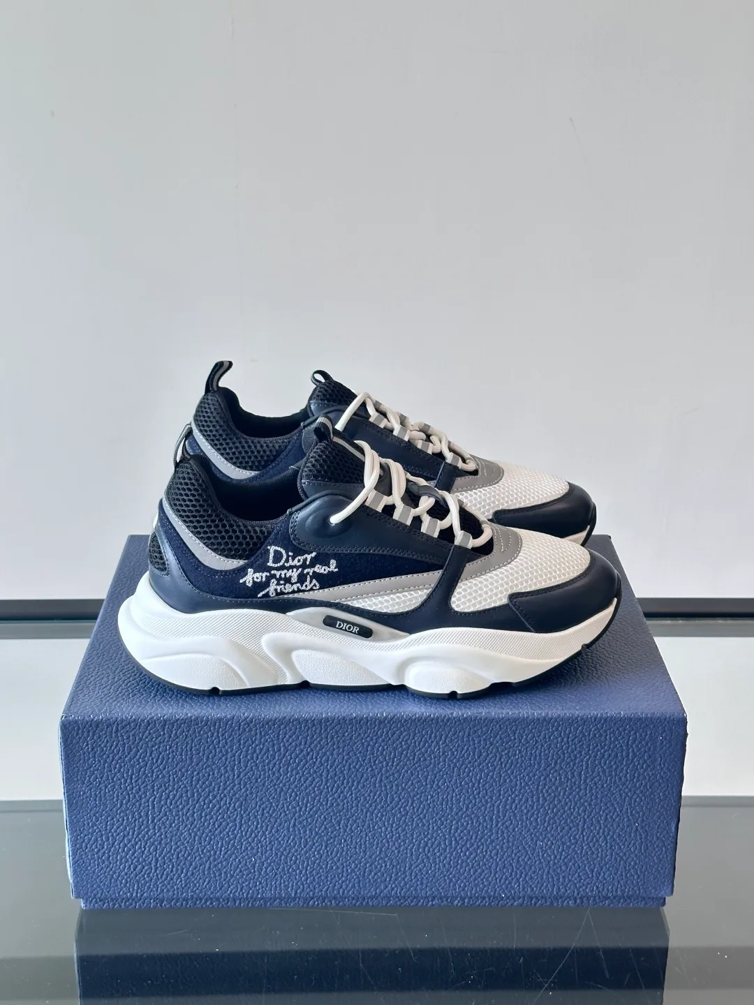 Factory price: 480💰 ◾️▫️Dior D®️ x 🆕 (high version) B22 men's jogging fashion sneakers, this single product draws inspiration from retro jogging shoes. It adopts a thick low-top design, with an upper made of black cow leather and mesh fabric, and a black and white engraved rubber sole. Black mesh fabric tongue and heel counters complement black laces, with an embossed "Di~r" logo embellishment on the side. These sneakers can be mixed and matched with a classic suit for a sporty chic look! Size: 39-45 (38, 46, 47 can be customized)